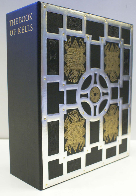 Book of Kells, The - Faksimile. The Book of Kells. Dabei 2 Kommentarbde.